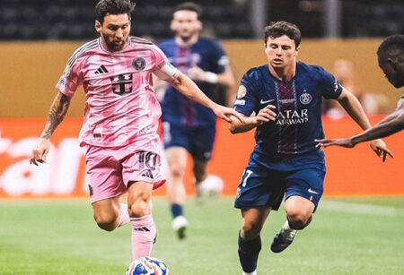 পাথরের মূর্তিদের সঙ্গে খেলছেন মেসি