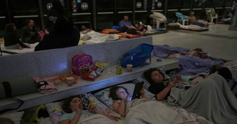 ইরানের হামলার ভয়ে কাঁথা-বালিশ নিয়ে আশ্রয়কেন্দ্রে লুকিয়েছেন ইসরাইলিরা, দেখুন ছবিতে