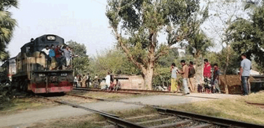 রেলক্রসিং যেন মরণ ফাঁদ