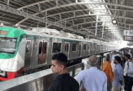 মেট্রোরেল স্টেশনে বিড়ম্বনা কেন?