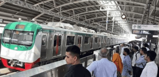 মেট্রোরেল স্টেশনে বিড়ম্বনা কেন?